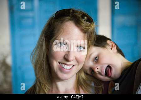 Madre e figlio giovane, ritratto Foto Stock