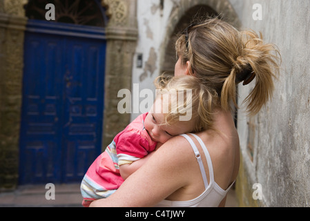 Azienda madre figlia infante, vista posteriore Foto Stock