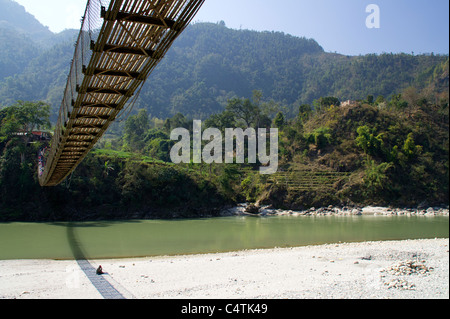 Sospensione ponte che attraversa il fiume Trishuli, Regione centrale, Nepal Foto Stock