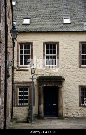 Vecchio 'Oliver & Boyd' school libro editori edificio nella Cittã Vecchia di Edimburgo, in Scozia. Foto Stock