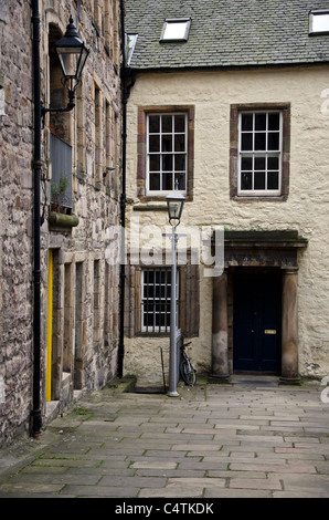 Vecchio 'Oliver & Boyd' school libro editori edificio nella Cittã Vecchia di Edimburgo, in Scozia. Foto Stock