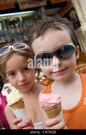 I giovani fratelli a mangiare il gelato coni Foto Stock
