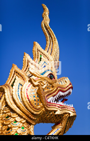 Statua di un drago al Wat Phra Singh, Chiang Mai, Thailandia Foto Stock