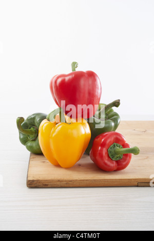 Peperoni sul bordo di taglio Foto Stock