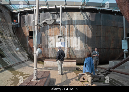 Vista del cassettone trattenere acqua per il bacino di carenaggio di Brunel SS Gran Bretagna in Bristol Docks, Bristol, Regno Unito. Foto Stock