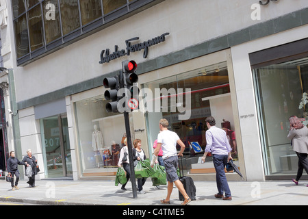 SALVATORE FERRAGAMO, la casa di moda italiana visualizzati qui nella trafficata Knightsbridge, è loro Sloane Street negozio. Foto Stock