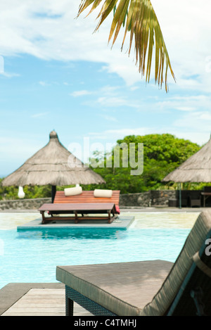 Poltrona accanto alla piscina al resort Foto Stock