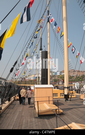 Vista lungo il ponte meteo (ponte superiore) con lettera marittimo segnale battenti bandiere su Brunel SS Gran Bretagna, Bristol Dock, UK. Foto Stock