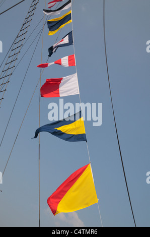 Segnale marittimo bandiere che sventolano al di sopra del ponte meteo (ponte superiore) su Brunel SS Gran Bretagna, Bristol Dock, UK. Foto Stock