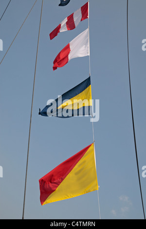 Segnale marittimo bandiere che sventolano al di sopra del ponte meteo (ponte superiore) su Brunel SS Gran Bretagna, Bristol Dock, UK. Foto Stock