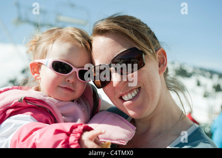 Il bambino e la madre figlia indossando occhiali da sole, ritratto Foto Stock