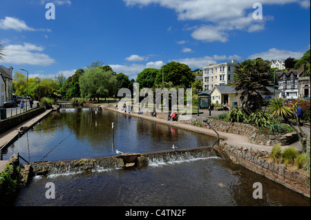 Dawlish acqua noto anche come il torrente scorre attraverso la città e va dritto verso il mare Devon England Regno Unito Foto Stock