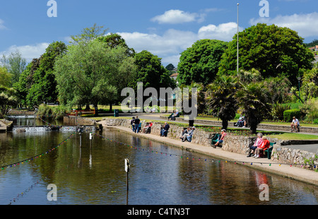 Dawlish acqua noto anche come il torrente scorre attraverso la città e va dritto verso il mare Devon England Regno Unito Foto Stock