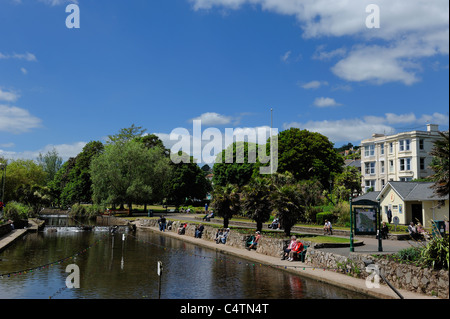 Dawlish acqua noto anche come il torrente scorre attraverso la città e va dritto verso il mare Devon England Regno Unito Foto Stock