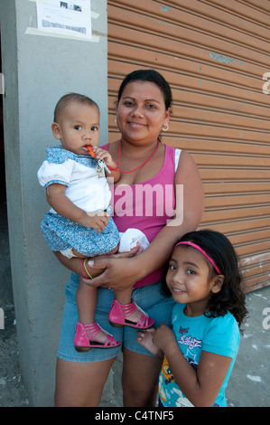 Una madre e i suoi due figli La Carpio San José Costa Rica Foto Stock