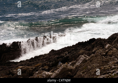 Onda perfetta e selvaggio mare aperto e costa scoscesa,wreckers pirati,naufragi,vista dal South West Coast Path in Devon Foto Stock