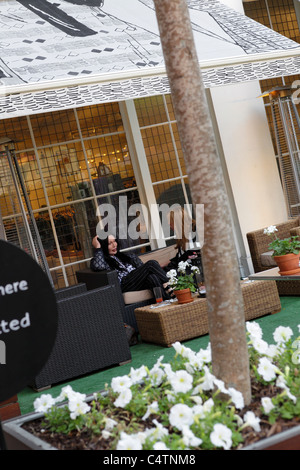PETE BURNS, rilassa al di fuori del quartiere alla moda di Bluebird Cafe di Chelsea. Foto Stock
