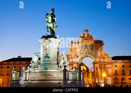 L'Europa, Portogallo, Lisbona, Statua del Re Jose io da Joaquim Machado de Castro sulla Praca do Comercio Foto Stock