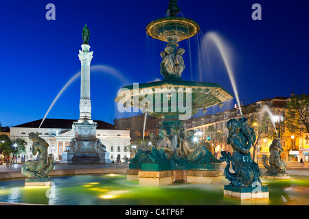 L'Europa, Portogallo, Lisbona, fontana nella piazza Rossio di notte Foto Stock