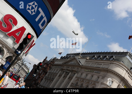 Elicottero Chinook acquisite volando su Shaftesbury Avenue nel cuore del West End di Londra, visualizzati in corrispondenza di un estremo aspetto angolata. Foto Stock