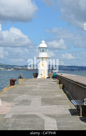 Struttura di frangionde faro a Brixham Harbour. Foto Stock