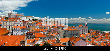 L'Europa, Portogallo, Lisbona, quartiere di Alfama visto da Largo Portas do Sol Foto Stock