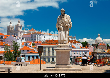 L'Europa, Portogallo, Lisbona, Statua di San Vincente in Miradouro de Santa Luzia Foto Stock