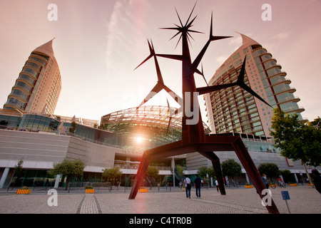 L'Europa, il Portogallo, la scultura moderna al centro commerciale Vasco da Gama a Lisbona Foto Stock