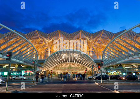 Lisbona, stazione Oriente al tramonto Foto Stock