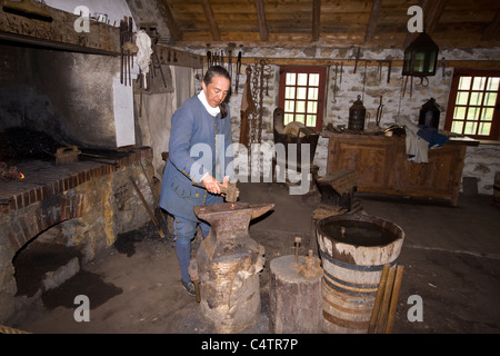 Periodo attore dimostra abilità fabbro alla fortezza di Louisbourg National Historic Site, Cape Breton, Nova Scotia, Canada Foto Stock