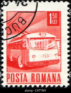 La ROMANIA- circa 1971: un timbro stampato in Romania mostra filobus, circa 1971 Foto Stock