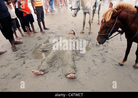 Una scena in corrispondenza del Bangladesh resort sulla spiaggia di Cox's Bazar. Foto Stock