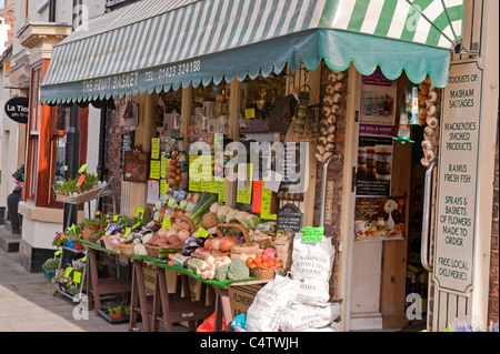 Greengrocer e negozio locale indipendente di alta strada (frutta e verdura mostra e tenda a righe all'esterno) - il cestino di frutta, Boroughbridge, Yorkshire, Regno Unito. Foto Stock