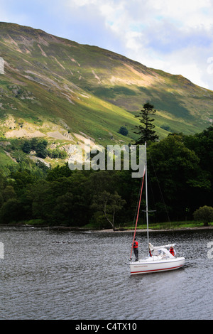 Uno yacht ormeggiato sul lago Ullswater nel Parco Nazionale del Distretto dei Laghi, Cumbria Foto Stock