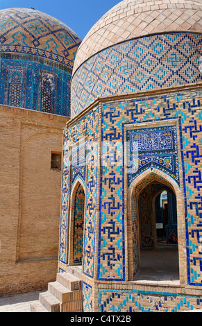 Uzbekistan - Samarcanda - dettagli architettonici al Shah-i-Zindi, il viale dei mausolei Foto Stock