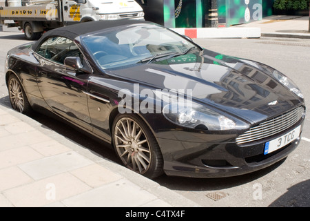 London Mayfair Bond Street black 2006 6 litri 450 CV DB9 Aston Martin Volante Auto testa caduta convertibile autocarro autocarro Foto Stock