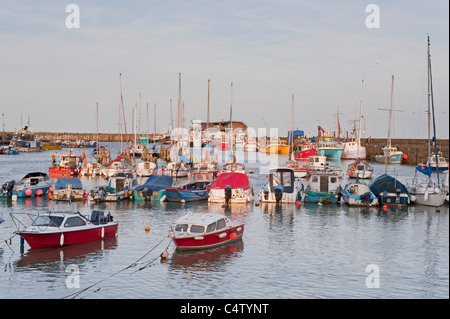 Porto di Bridlington al tramonto (barche da pesca e imbarcazioni da diporto ormeggiate, molo, banchina di pesce, mare calmo) - panoramica North Yorkshire Coast Town, Inghilterra, UK. Foto Stock