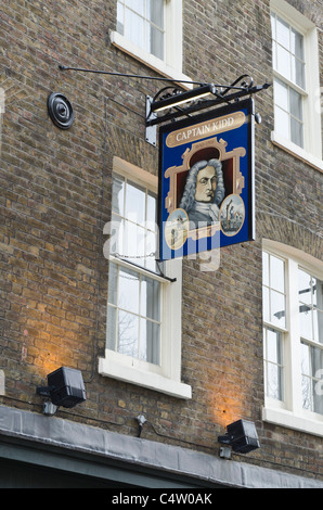 Segno di pub per Captain Kidd pub Wapping High Street London Regno Unito Foto Stock