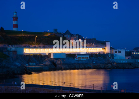 La zappa con faro al crepuscolo da Grand Parade, West Hoe, Plymouth, Devon, Inghilterra, Regno Unito Foto Stock