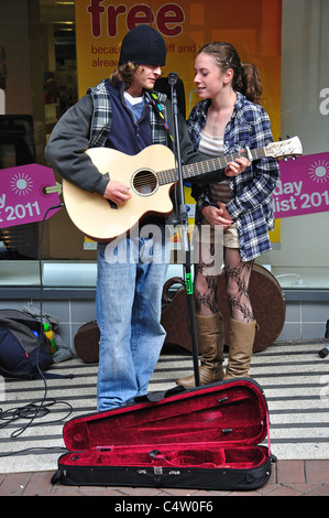 Giovane musicista di strada in strada, orgoglio Hill, Shrewsbury, Shropshire, England, Regno Unito Foto Stock