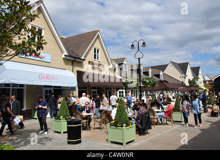 Starbucks Coffee shop, il Villaggio di Bicester Outlet Shopping Centre, Bicester, Oxfordshire, England, Regno Unito Foto Stock
