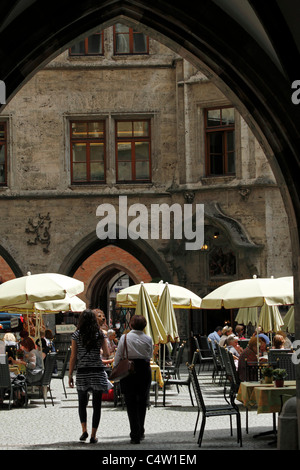 Il Ratskeller beer garden restaurant, Monaco di Baviera Baviera Germania Foto Stock