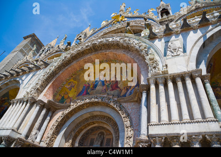 Portale principale con mosaici di Cristo in gloria e l'ultima sentenza, la Basilica di San Marco, Piazza San Marco, Venezia, Italia Foto Stock