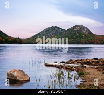 Jordan Pond con il Twin Peaks noto come le bolle in background, Parco Nazionale di Acadia, Maine, Stati Uniti d'America Foto Stock