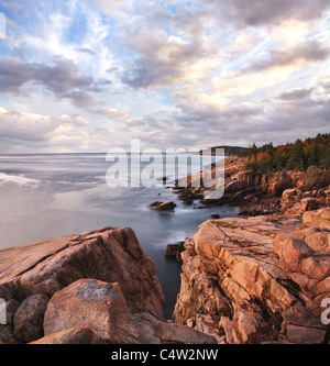 Presto la luce del mattino riscalda il robusto Acadia Seacoast, Parco Nazionale di Acadia, Maine, Stati Uniti d'America Foto Stock