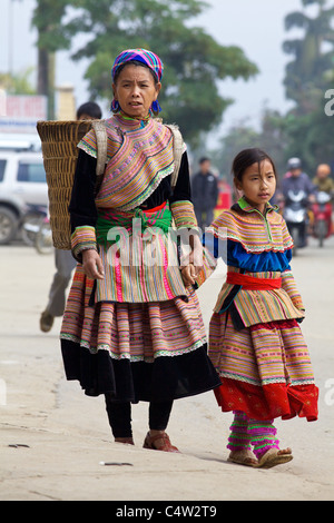 Madre e figlia del fiore Hmong minoranza etnica la gente camminare in Bac Ha Vietnam Foto Stock