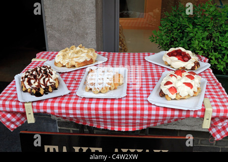 Assortimento di cialde belghe sul display al di fuori di un ristorante a Bruges, Belgio Foto Stock