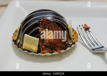 Il cioccolato pasticceria in Belgio una sala da tè. Il cioccolato, mousse e crema pasticcera pasticceria è stato chiamato 'Guillaume'. Foto Stock