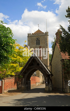 Il lych-gate e il campanile della chiesa abbaziale di San Pietro e di San Paolo, Dorchester-on-Thames, Oxfordshire Foto Stock