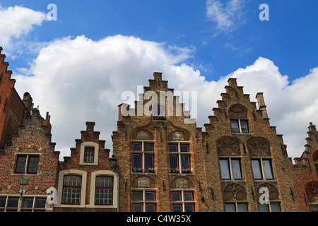 Frontoni a gradini delle case di mattoni in Jan Van Eyck Square, Bruges, Belgio Foto Stock